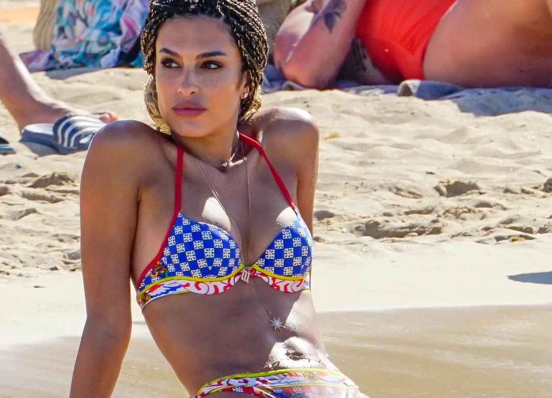 Marco Verratti ile evlenen &uuml;nl&uuml; model Jessica Aidi tatilde t&uuml;m bakışları &uuml;zerine &ccedil;ekti 