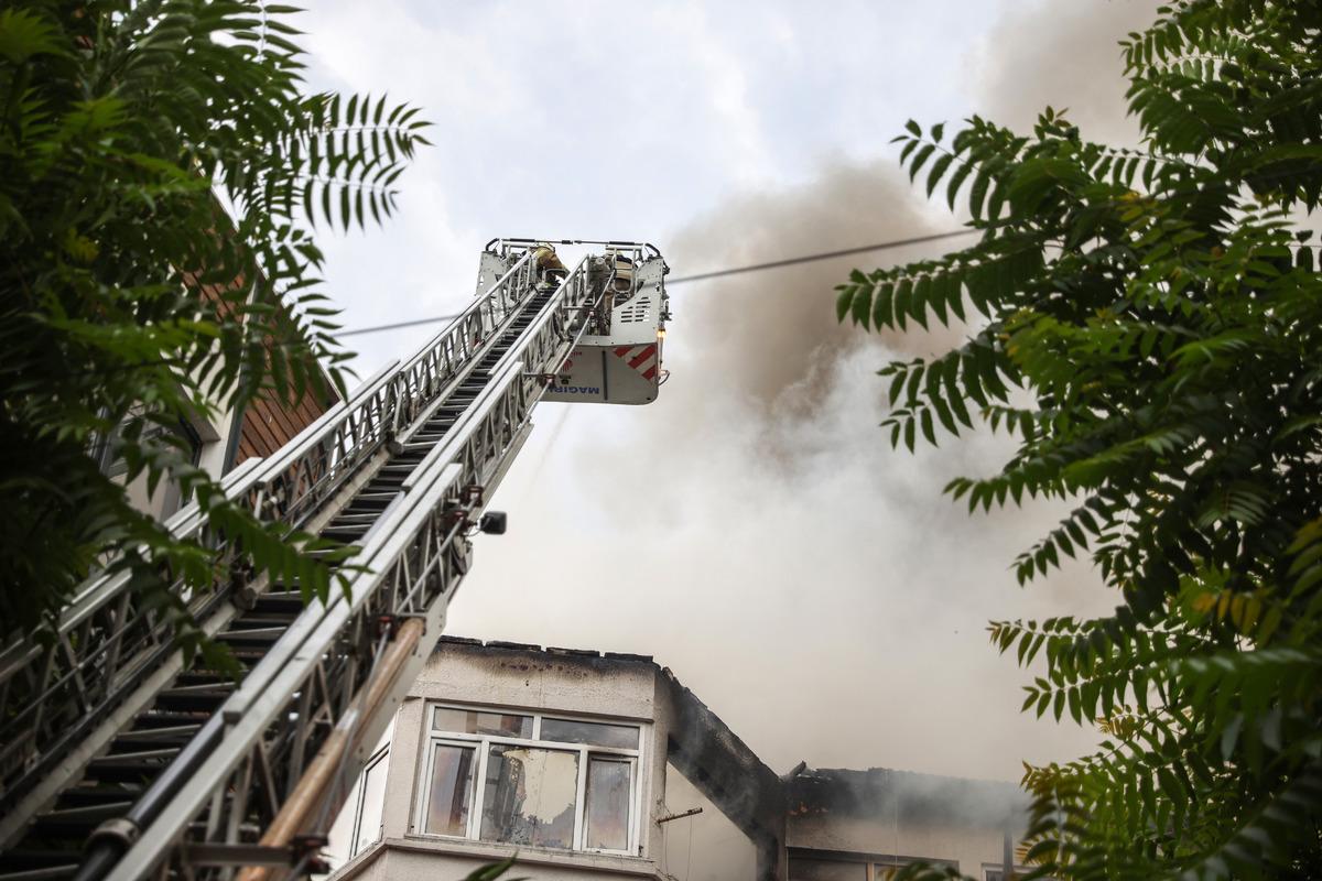 Fatih'te binada &ccedil;ıkan yangın s&ouml;nd&uuml;r&uuml;ld&uuml;