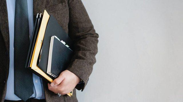 Yüz binlerce sözleşmeli kamu çalışanı bu haberi bekliyordu! Kamuda yeni dönem: Haklar eşitlenecek!