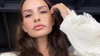 Yasemin Özilhan beyaz mini elbiseli pozlarıyla büyüledi! Güzelliğiyle göz kamaştırdı...