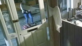 Görenler ne olduğunu anlamadı! Bir anda dükkanın önünde pantolonunu indiren kadın tuvaletini yaptı