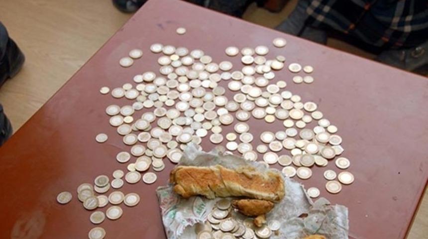 Dilenci topladığı paraları ekmek arasına sakladı