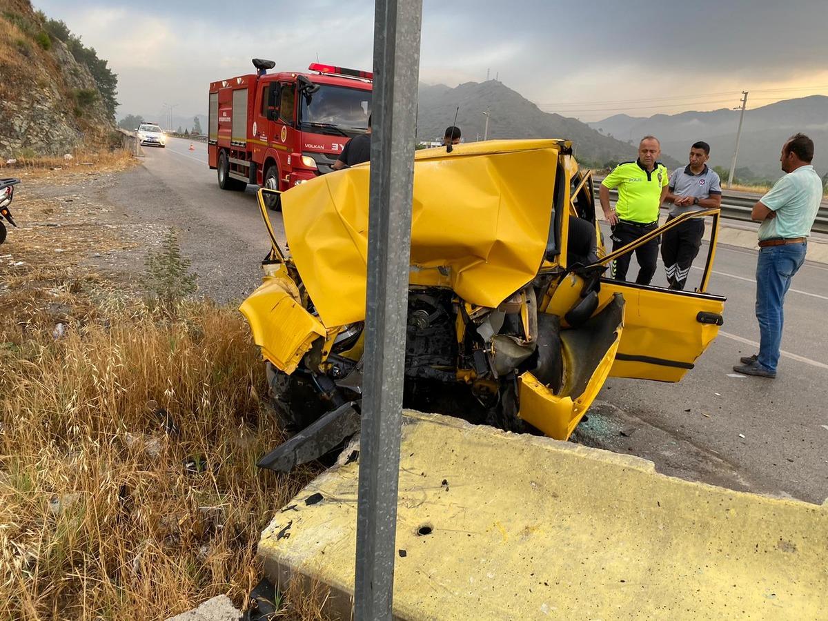 Muğla'da beton bariyerlere &ccedil;arpan otomobilin s&uuml;r&uuml;c&uuml;s&uuml; ağır yaralandı