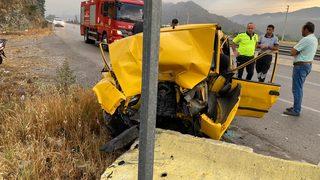 Muğla'da beton bariyerlere çarpan otomobilin sürücüsü ağır yaralandı