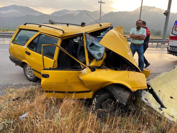 Muğla'da beton bariyerlere çarpan otomobilin sürücüsü ağır yaralandı G2