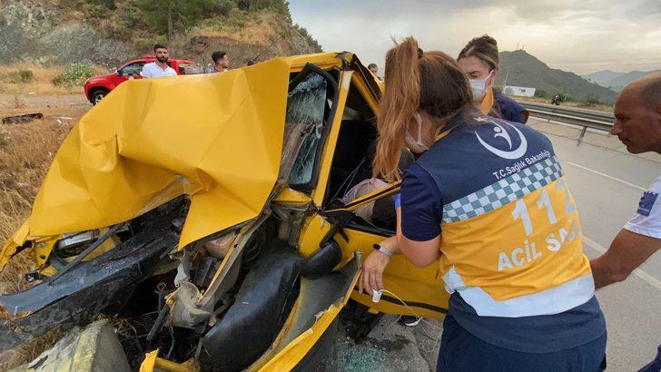 Muğla'da beton bariyerlere çarpan otomobilin sürücüsü ağır yaralandı G3