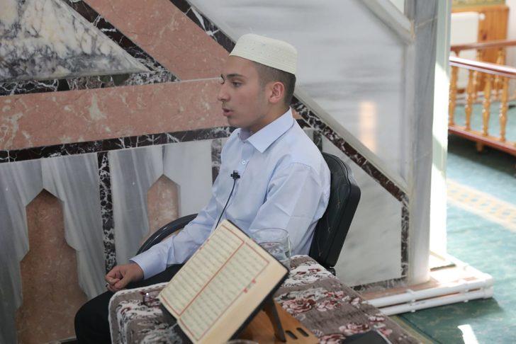 Kayseri'de genç hafız 16 saatte hatim yaptı G2