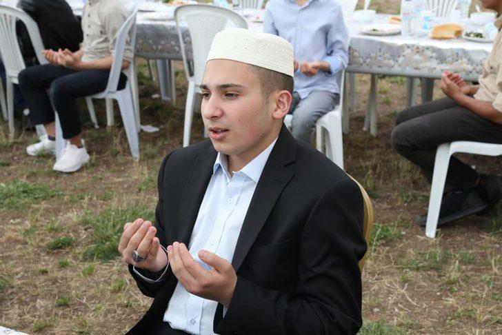 Kayseri'de genç hafız 16 saatte hatim yaptı G3