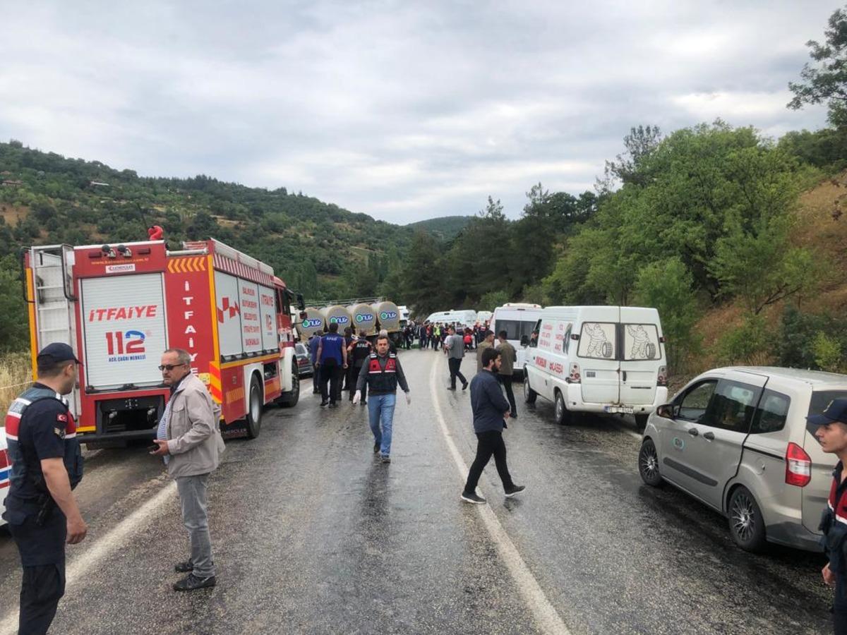 G&Uuml;NCELLEME - Balıkesir'de minib&uuml;s ile kamyon &ccedil;arpıştı, 6 kişi &ouml;ld&uuml;, 12 kişi yaralandı