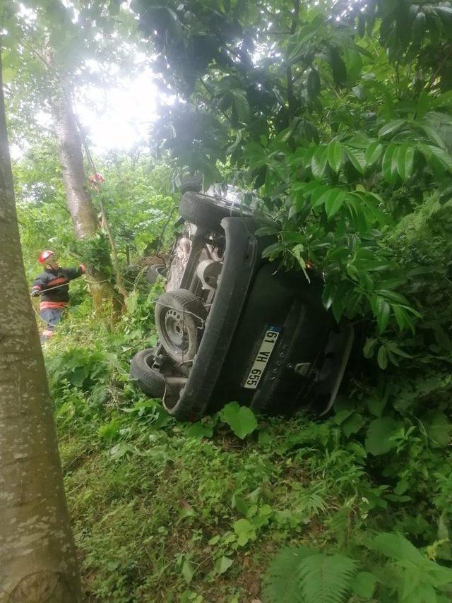 Trabzon'da şarampole yuvarlanan hafif ticari aracın sürücüsü öldü