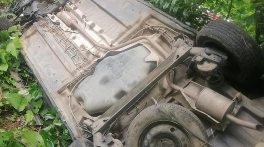 Trabzon'da şarampole yuvarlanan hafif ticari aracın sürücüsü öldü