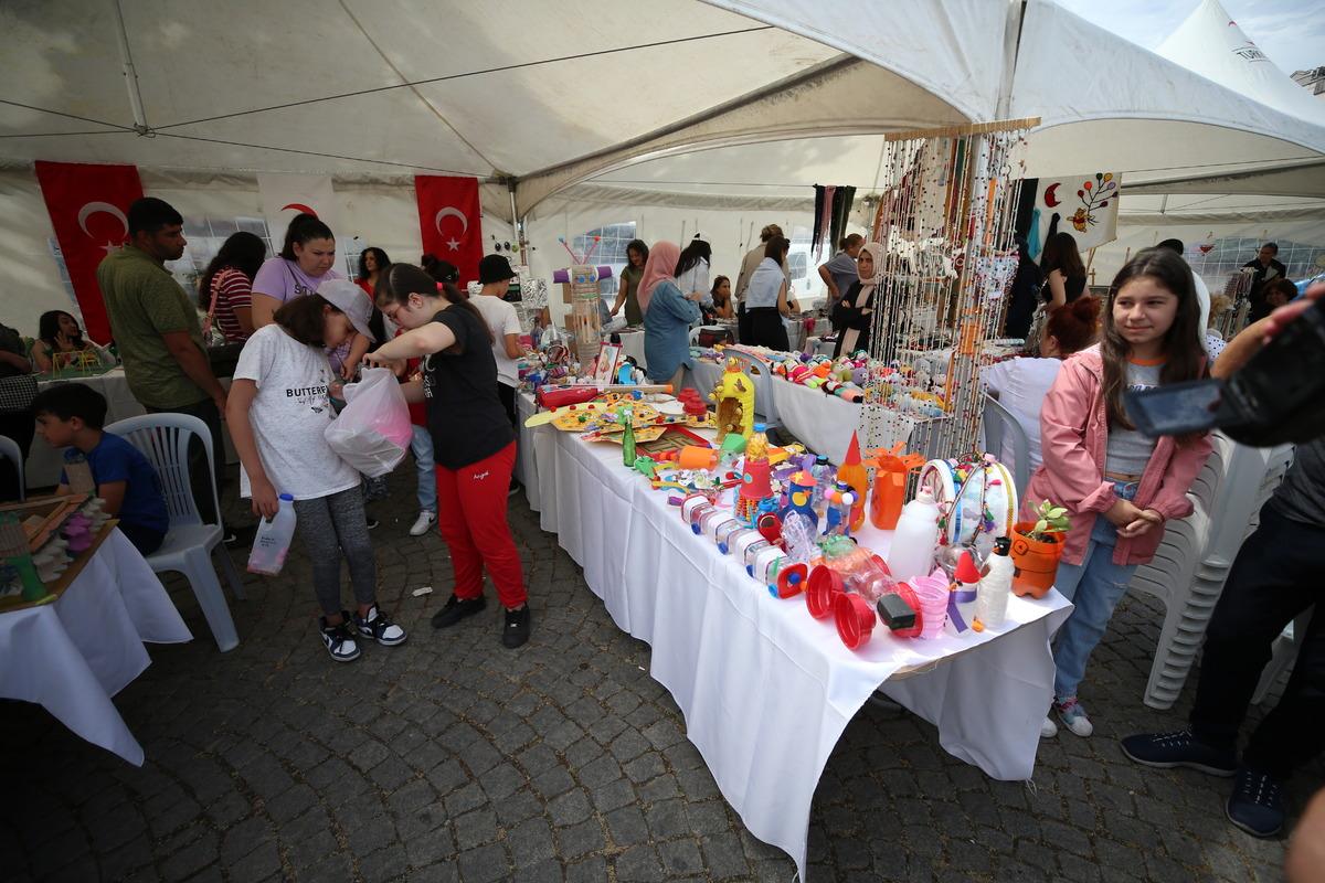 &Ccedil;anakkale'de &ouml;ğrenciler atık malzemelerden yaptıkları oyuncaklarla yarıştı