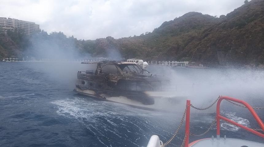 Marmaris açıklarında yatta çıkan yangın söndürüldü