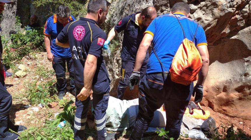 Tokat'ta kayalıklardan düşerek mahsur kalan kişiyi AFAD ekipleri kurtardı
