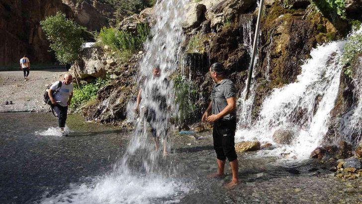 Hem kendilerini hem arabalarını serinlettiler! Turistler, Ori Şelalesi’ne uğramadan geçmiyorlar G5