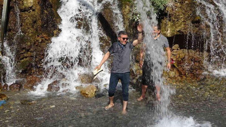 Hem kendilerini hem arabalarını serinlettiler! Turistler, Ori Şelalesi’ne uğramadan geçmiyorlar G4
