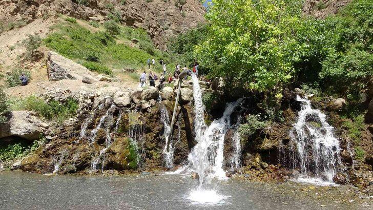 Hem kendilerini hem arabalarını serinlettiler! Turistler, Ori Şelalesi’ne uğramadan geçmiyorlar G3