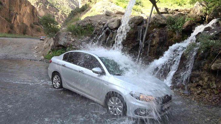 Hem kendilerini hem arabalarını serinlettiler! Turistler, Ori Şelalesi’ne uğramadan geçmiyorlar G2