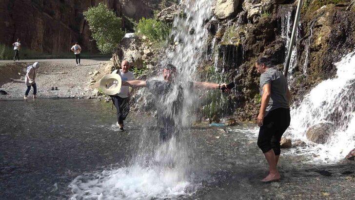 Hem kendilerini hem arabalarını serinlettiler! Turistler, Ori Şelalesi’ne uğramadan geçmiyorlar G1