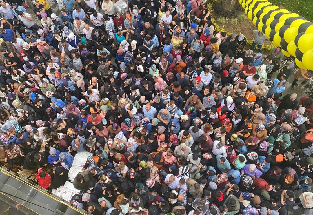 B&ouml;yle izdiham g&ouml;r&uuml;lmedi! Y&uuml;zde 70 indirimi duyunca birbirlerini ezdiler