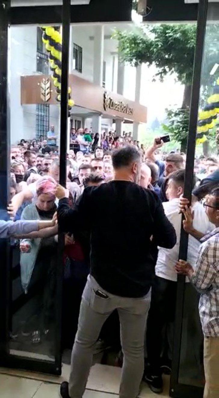 Böyle izdiham görülmedi! Yüzde 70 indirimi duyunca birbirlerini ezdiler G4