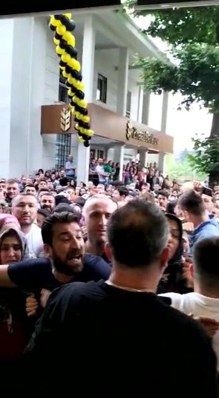 Böyle izdiham görülmedi! Yüzde 70 indirimi duyunca birbirlerini ezdiler G5
