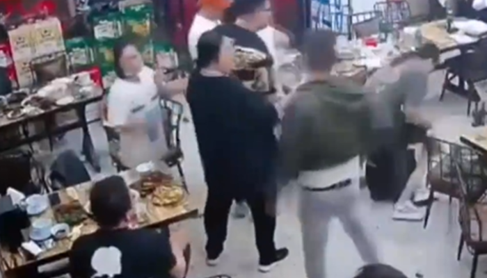 Çin’de akılalmaz olay! Restoranda oturan 3 kadın, 9 kişi tarafından tekme tokat darbedildi