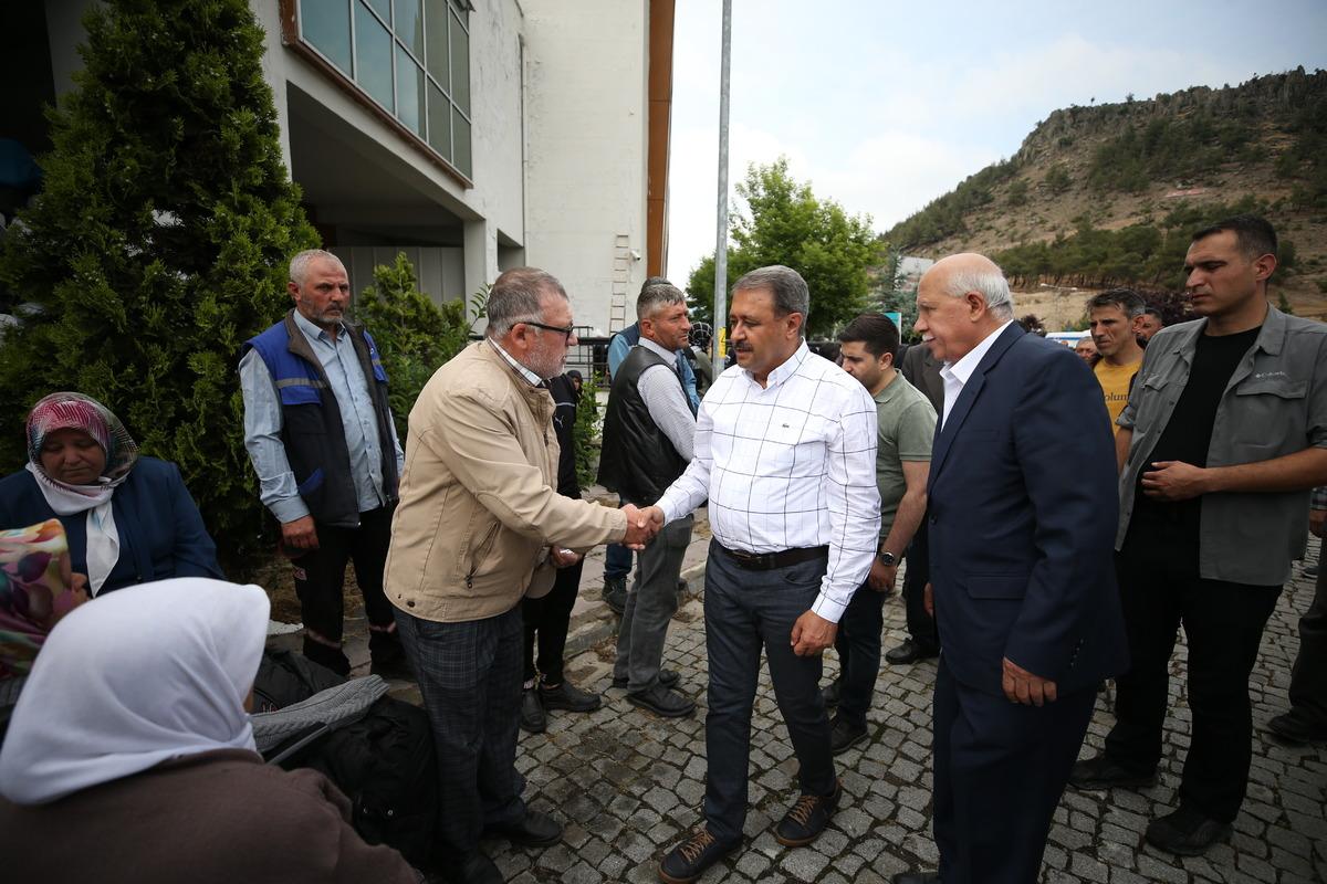 G&Uuml;NCELLEME 4 - Balıkesir'de minib&uuml;s ile kamyon &ccedil;arpıştı, 8 kişi &ouml;ld&uuml;, 10 kişi yaralandı