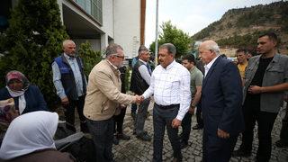 Balıkesir'deki trafik kazasında hayatını kaybeden 6 kişinin cenazeleri aynı mahallede defnedildi