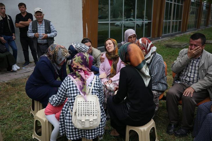 Balıkesir'deki trafik kazasında hayatını kaybeden 6 kişinin cenazeleri aynı mahallede defnedildi G3