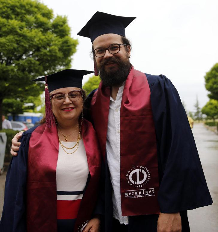 Anadolu Üniversitesinin açık öğretim programlarında mezuniyet töreni G3