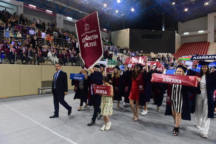 Anadolu Üniversitesinin açık öğretim programlarında mezuniyet töreni G4