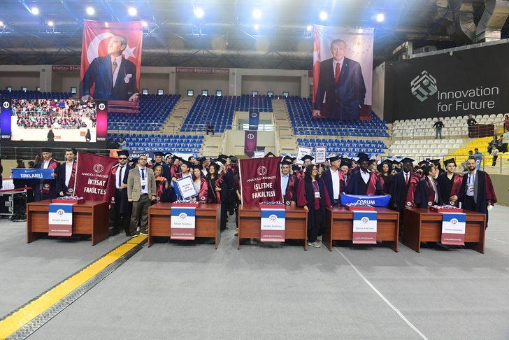 Anadolu Üniversitesinin açık öğretim programlarında mezuniyet töreni G5