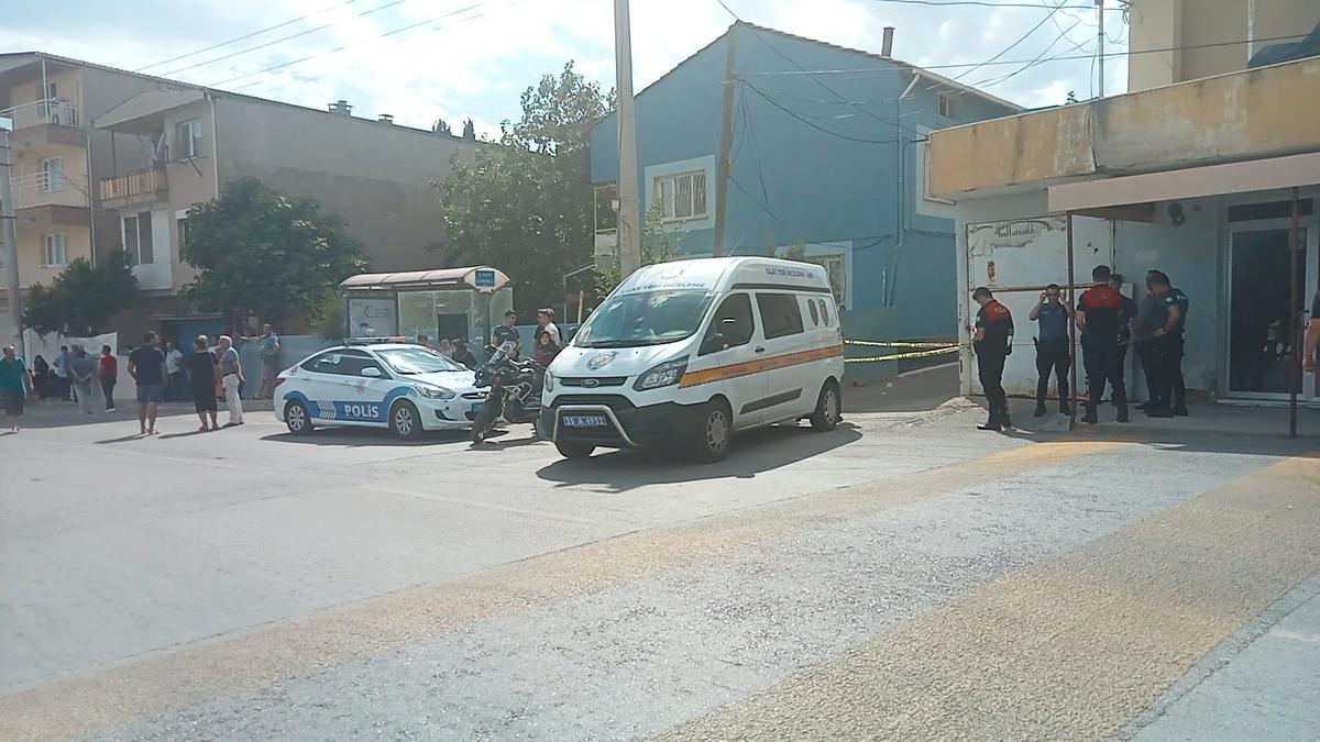 İzmir'de k&ouml;pek kavgasında &ouml;ld&uuml;r&uuml;len 3 kişinin cenazeleri defnedildi