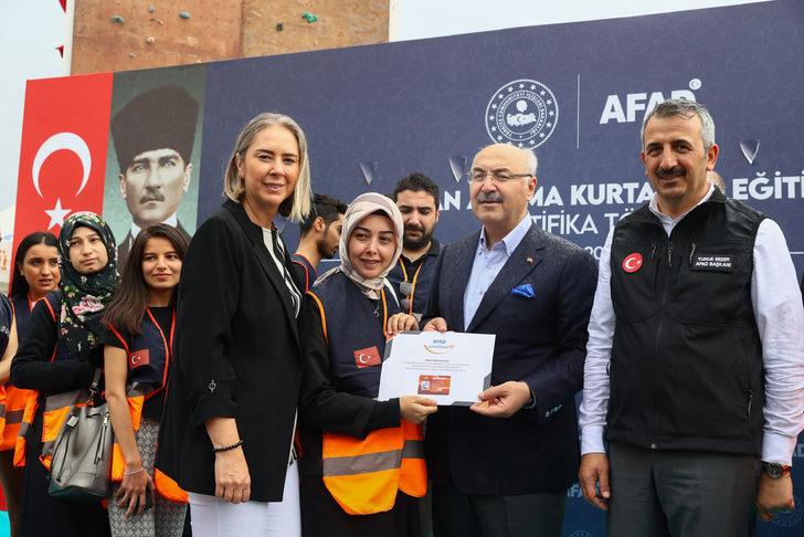 "Hayvan Arama Kurtarma Eğitici Eğitimi" programı ilk mezunlarını verdi G1