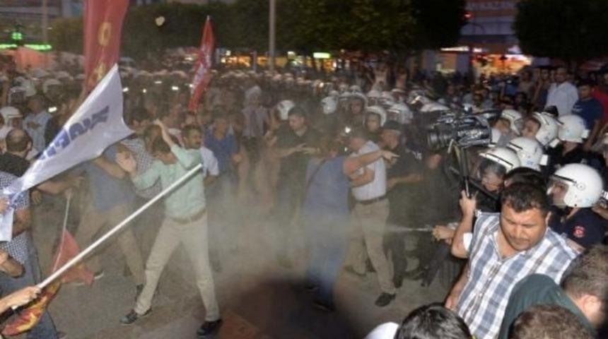 Savaş karşıtı yürüyüş yapan gruba müdahale