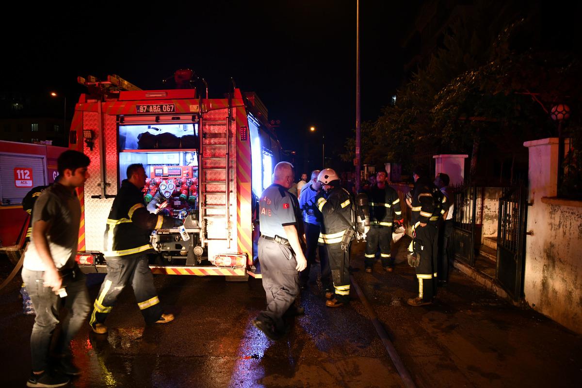 Gaziantep'te bir apartmanın &ccedil;atısında &ccedil;ıkan yangında 3 kişi dumandan etkilendi