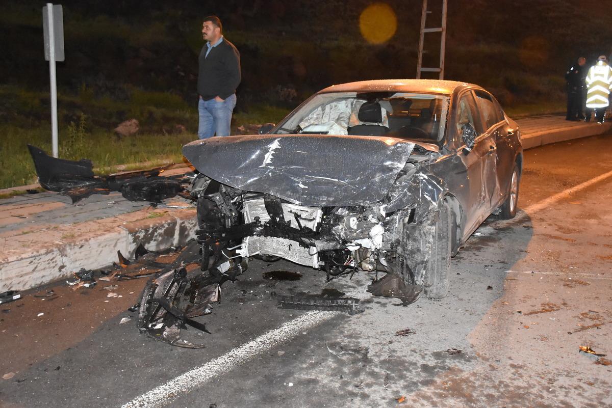 Kars'ta iki otomobilin &ccedil;arpışması sonucu 4 kişi yaralandı