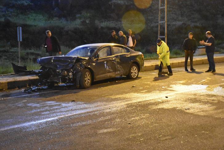 Kars'ta iki otomobilin çarpışması sonucu 4 kişi yaralandı G2