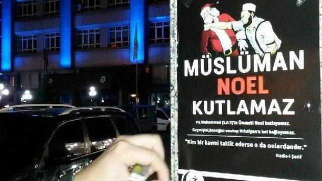 'Müslüman Noel kutlamaz’ afişi asana para cezası