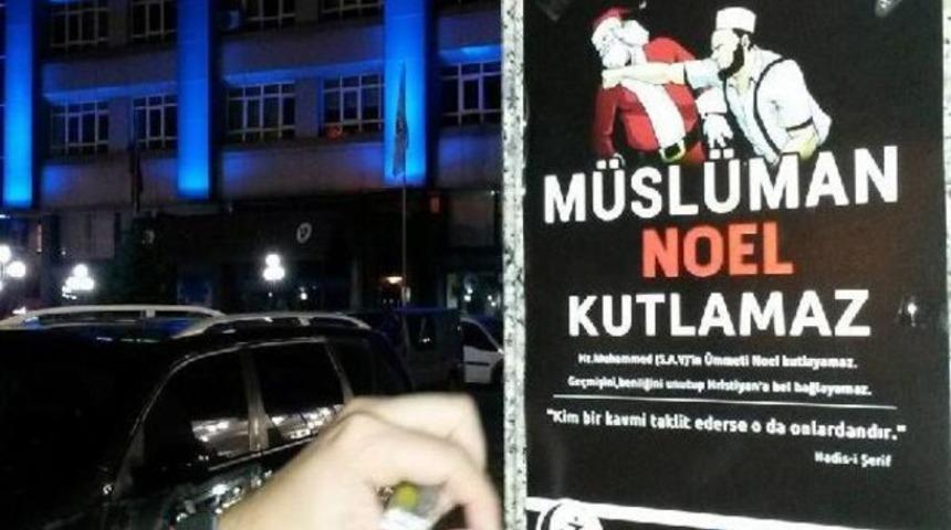 'M&uuml;sl&uuml;man Noel kutlamaz&rsquo; afişi asana para cezası
