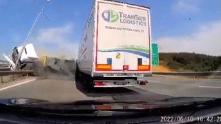 Korku dolu anlar kamerada! TEM Otoyolu'nu savaş alanına çeviren kazanın görüntüleri ortaya çıktı