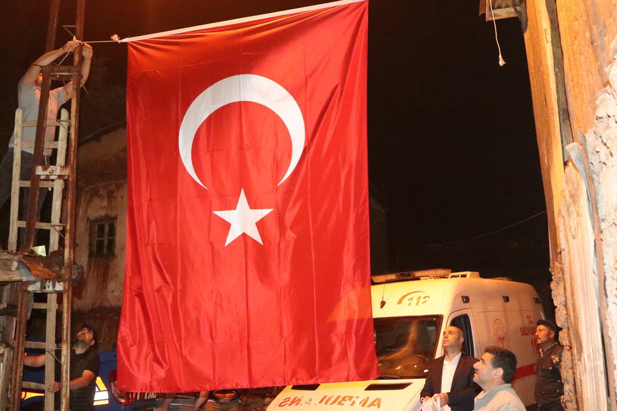 Şehit Piyade Uzman &Ccedil;avuş &Ouml;mer Yıldırım'ın Sivas'taki ailesine şehadet haberi verildi