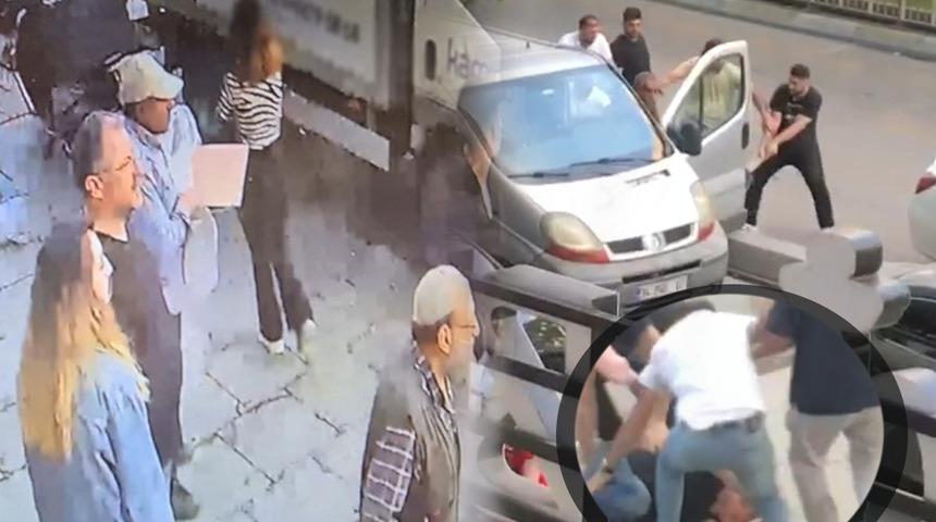 Vatandaşlar film izler gibi izledi! Trafikte araçtan zorla indirdikleri kişiyi dövdüler