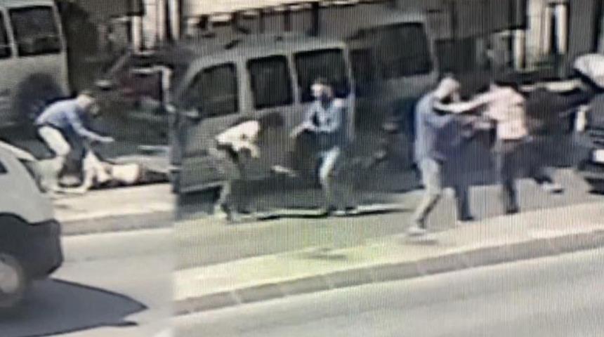 Yer: İstanbul! Cadde üzerinde güpegündüz soyunmaya çalıştı