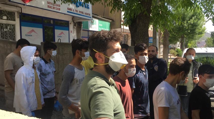İstanbul'dan Kars'a getirilen 74 düzensiz göçmen, sınır dışı edilmek üzere Erzurum'a gönderildi