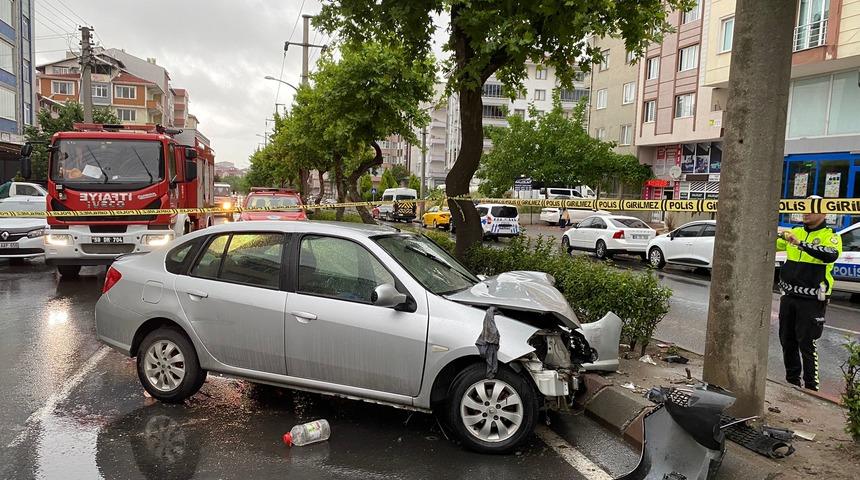 Tekirdağ'da aydınlatma direğine çarpan otomobilin sürücüsü öldü