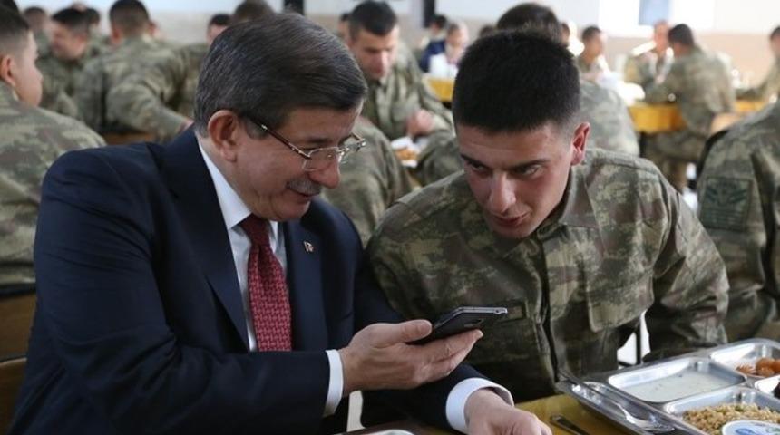 Ahmet Davutoğlu askerlerle yemek yedi