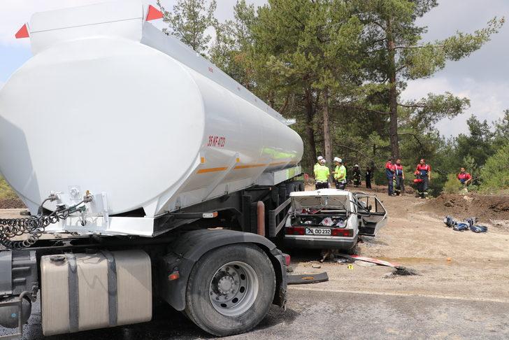 Denizli'de akaryakıt tankerinin çarptığı otomobildeki 3 kişi öldü G4