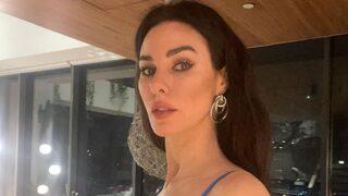 Defne Samyeli siyah sahne kıyafetiyle adeta nefes kesti!